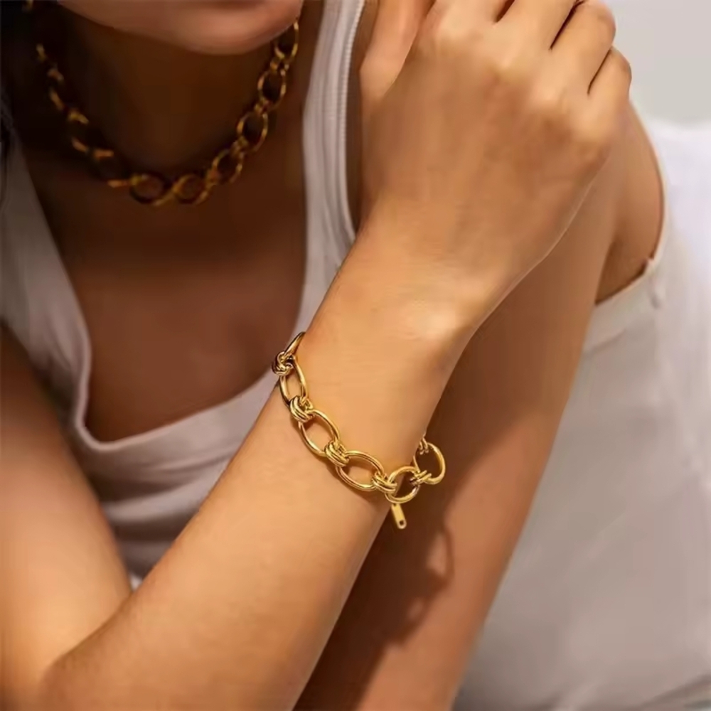 Elegant Gold Chain Bracelet